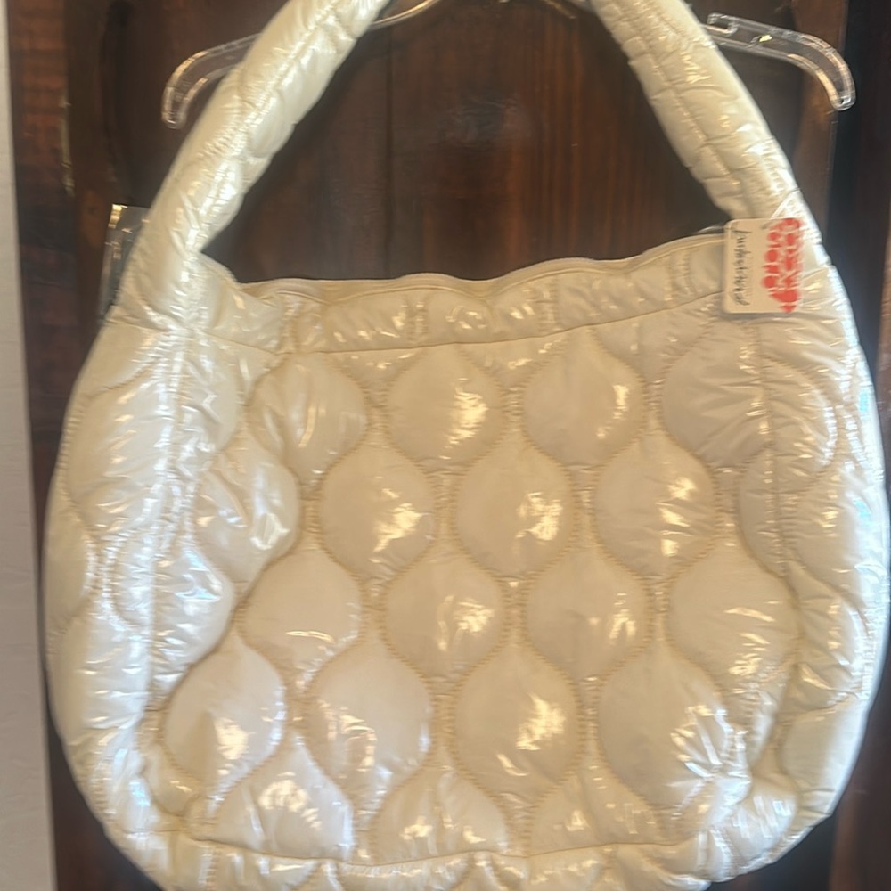 Free movement tote